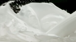 牛奶滴落溅起特写视频素材