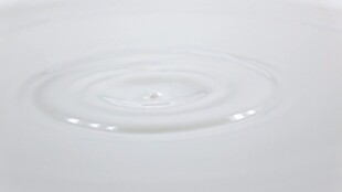 牛奶滴落溅起特写视频素材