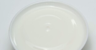 牛奶滴落溅起特写视频素材