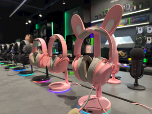 展示架上的多款粉色耳机