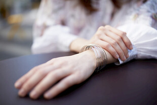 女性手腕上的精致饰品