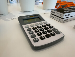 桌上的银色计算器