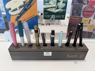 多彩钢笔展示架上的钢笔