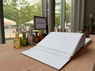 桌上翻开的空白本子