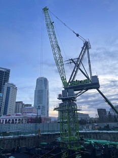 城市中的大型工程起重机