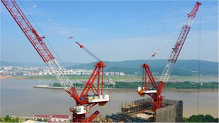 江边起重机施工现场