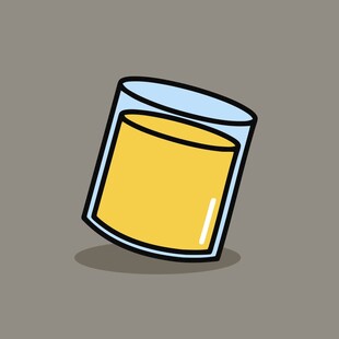 倾斜的黄色液体玻璃杯