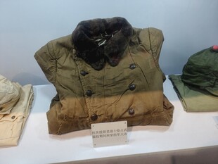 老式军帽与衣物展示