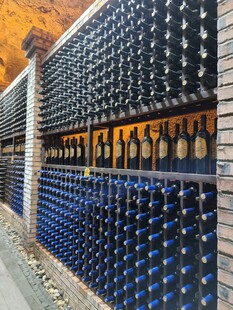 整齐排列的酒瓶展示架