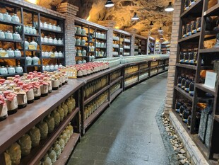 超市货架陈列丰富商品