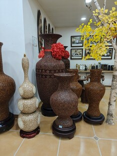 中式古朴陶瓷花瓶陈列