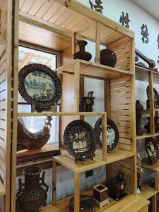 中式博古架上的精美器物