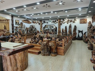 木雕工艺品店内景展示