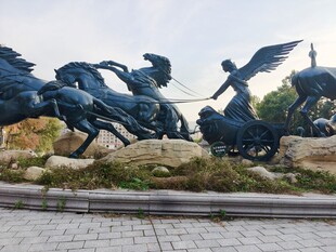 奔腾骏马雕塑