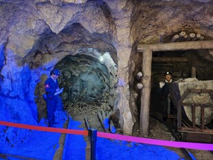 地下洞穴内的工业设备场景