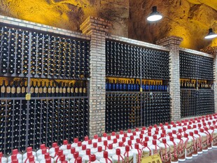 豪华酒窖陈列海量美酒