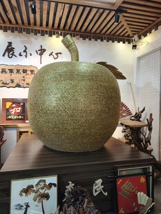 巨大青苹果雕塑展示