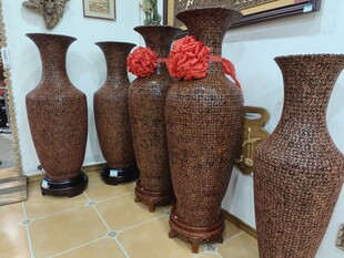 核桃雕刻花瓶陈列