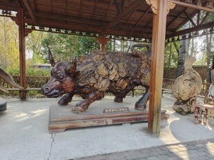 户外犀牛木雕艺术作品