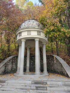 林间古典石亭景观