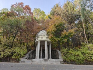 秋日林间的古典石制建筑