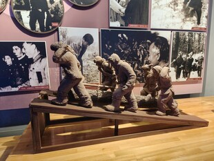 工人劳作雕塑展示