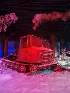 雪地中的红色复古履带车