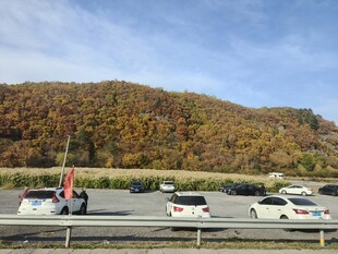 秋日高速车流与斑斓山色