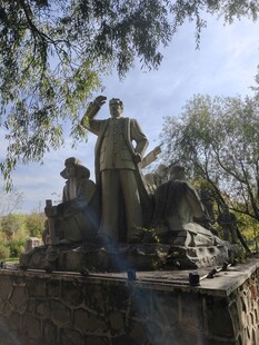 士兵立于坦克上敬礼