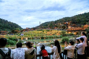 游客赏景乌江寨