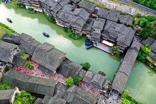 游客在乌江寨游览