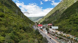 山谷中的多彩建筑风景