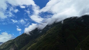 蓝天白云下的青山美景