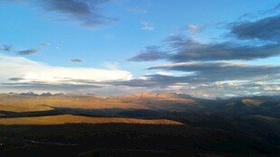 壮丽天空下的广袤原野