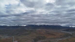 山间多云天空景色