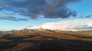 壮丽山景与天空的自然画卷