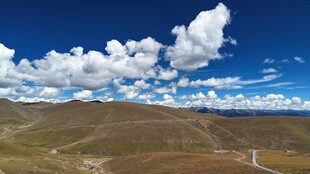 蓝天白云下的广袤山地