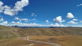 辽阔草原上的蓝天白云风景