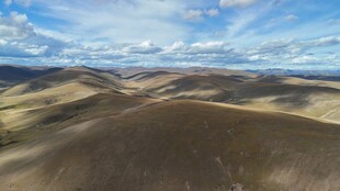 广袤旷野蓝天美景