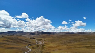 辽阔草原上的蓝天白云之路