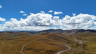 辽阔草原上的蓝天白云