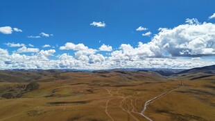 辽阔草原上的蓝天白云