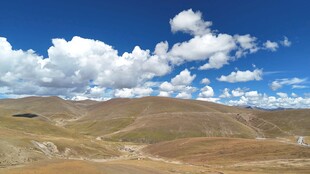 蓝天白云下的广袤高原