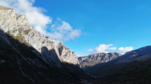 壮丽高山蓝天美景
