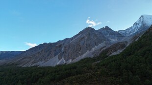 壮丽山景远山覆雪近林郁葱