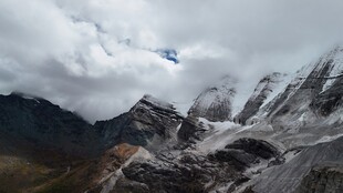 雪山云海壮丽自然景观