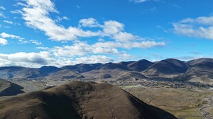 壮丽山景蓝天白云相伴