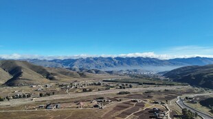 俯瞰广袤山地景观
