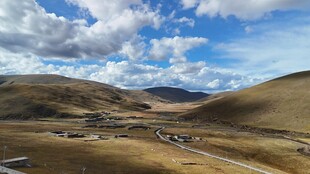 草原村落蓝天白云下的风光