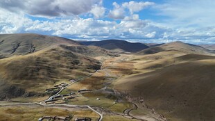 山间蜿蜒公路壮美风光